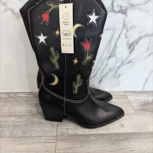 Black Western Boots with Embroidered Accents